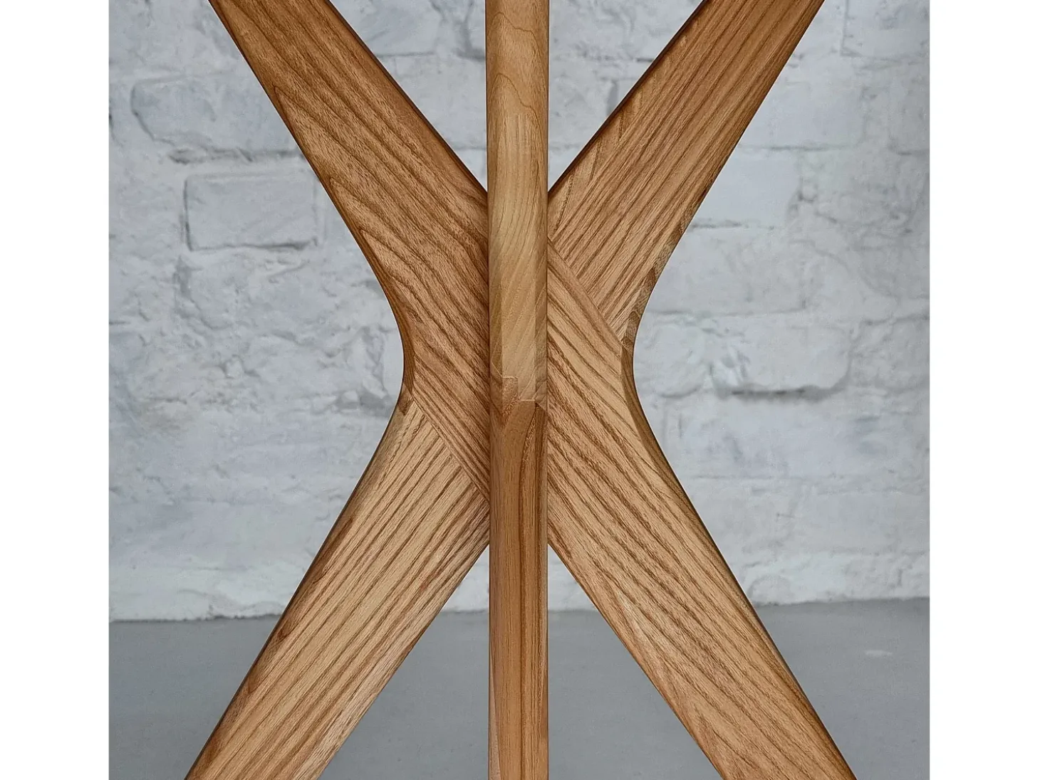 Mesa de comedor redonda 70cm Verde Salvia | Pata de fresno teñida de roble