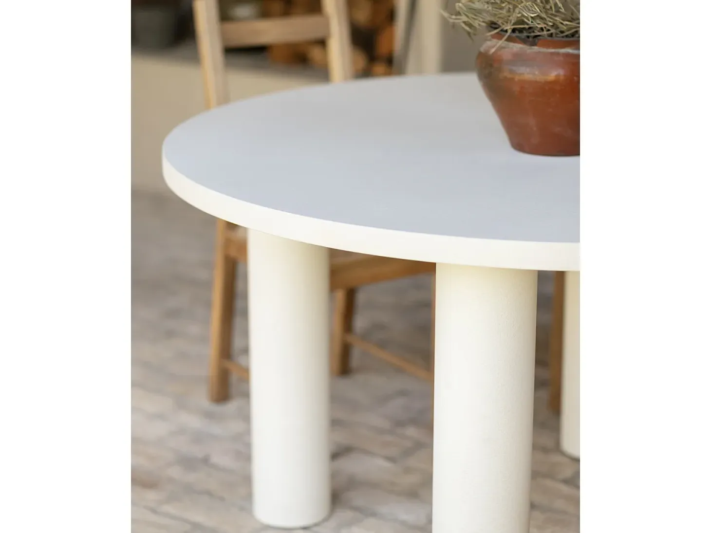 Mesa de comedor redonda de microcemento en tono blanco roto DECOWOOD de Ø140x75cm - LUCÍA - DECOWOOD