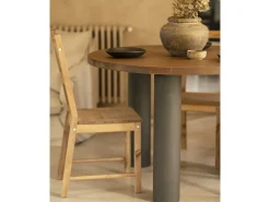 Mesa de comedor redonda de madera maciza tono roble medio y patas de microcemento en tono verde DECOWOOD de Ø120x75cm - LUCÍA - DECOWOOD