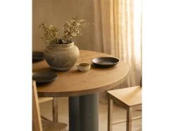 Mesa de comedor redonda de madera maciza tono roble medio y patas de microcemento en tono verde DECOWOOD de Ø120x75cm - LUCÍA - DECOWOOD