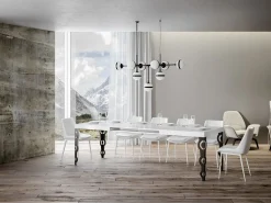 Mesa oriental extensible rectangular para 6 a 10 personas L 120 a 224 cm lacada en blanco y estructura de metal antracita Zakary