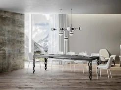 Mesa rectangular oriental extensible para 6 a 10 personas L 120 a 224 cm estructura de metal gris hormigón y antracita Zakary