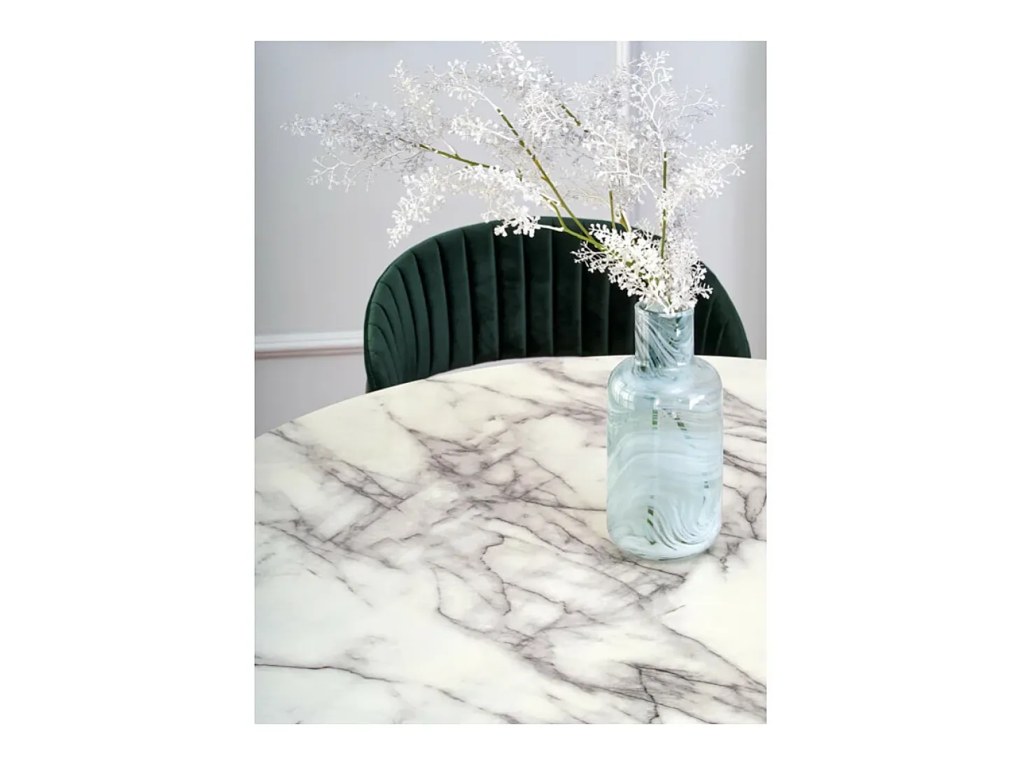 Mesa redonda con tablero de aspecto mármol blanco y pata central de diseño metálico negro DAGAN