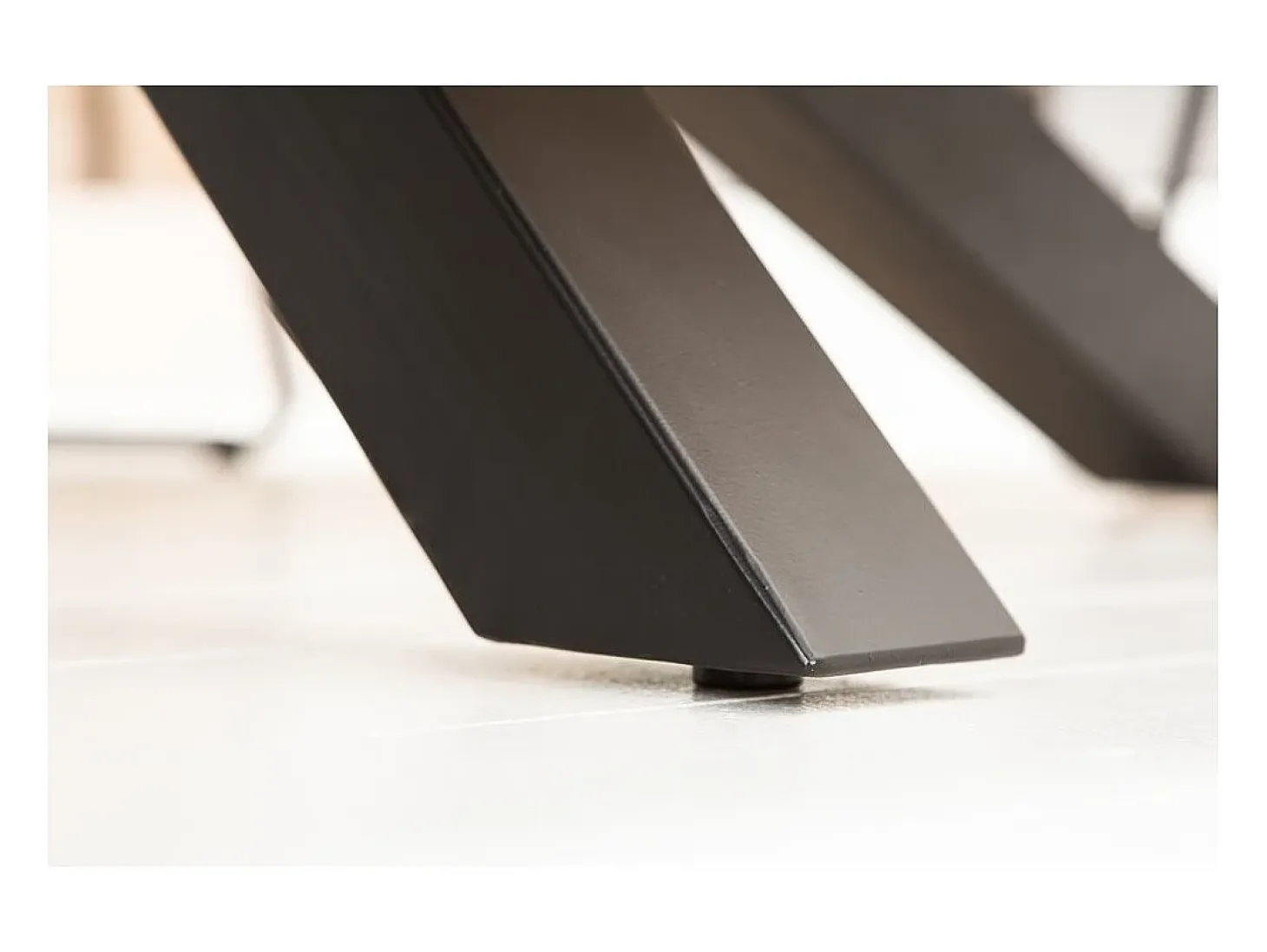 Mesa SOLARA 160 cm – Tablero de madera de mango barnizado y estructura de metal negro – Diseño industrial y encanto único
