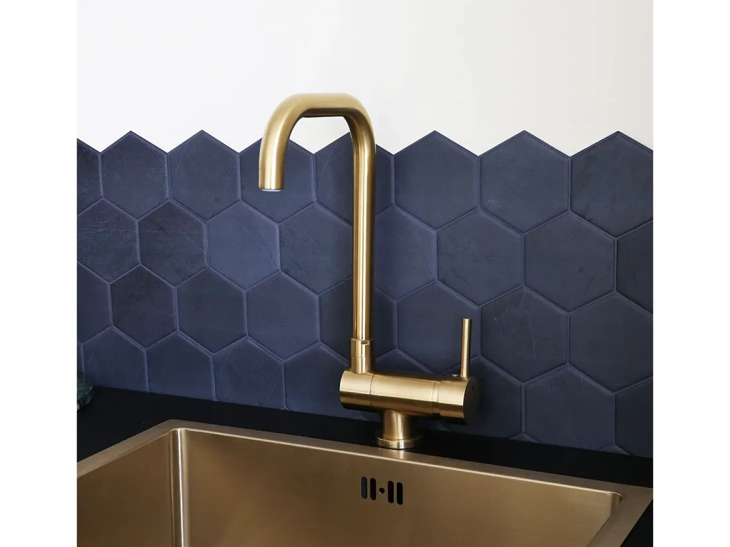 New Oslo mezclador para fregadero abatible oro cepillado Essebagno