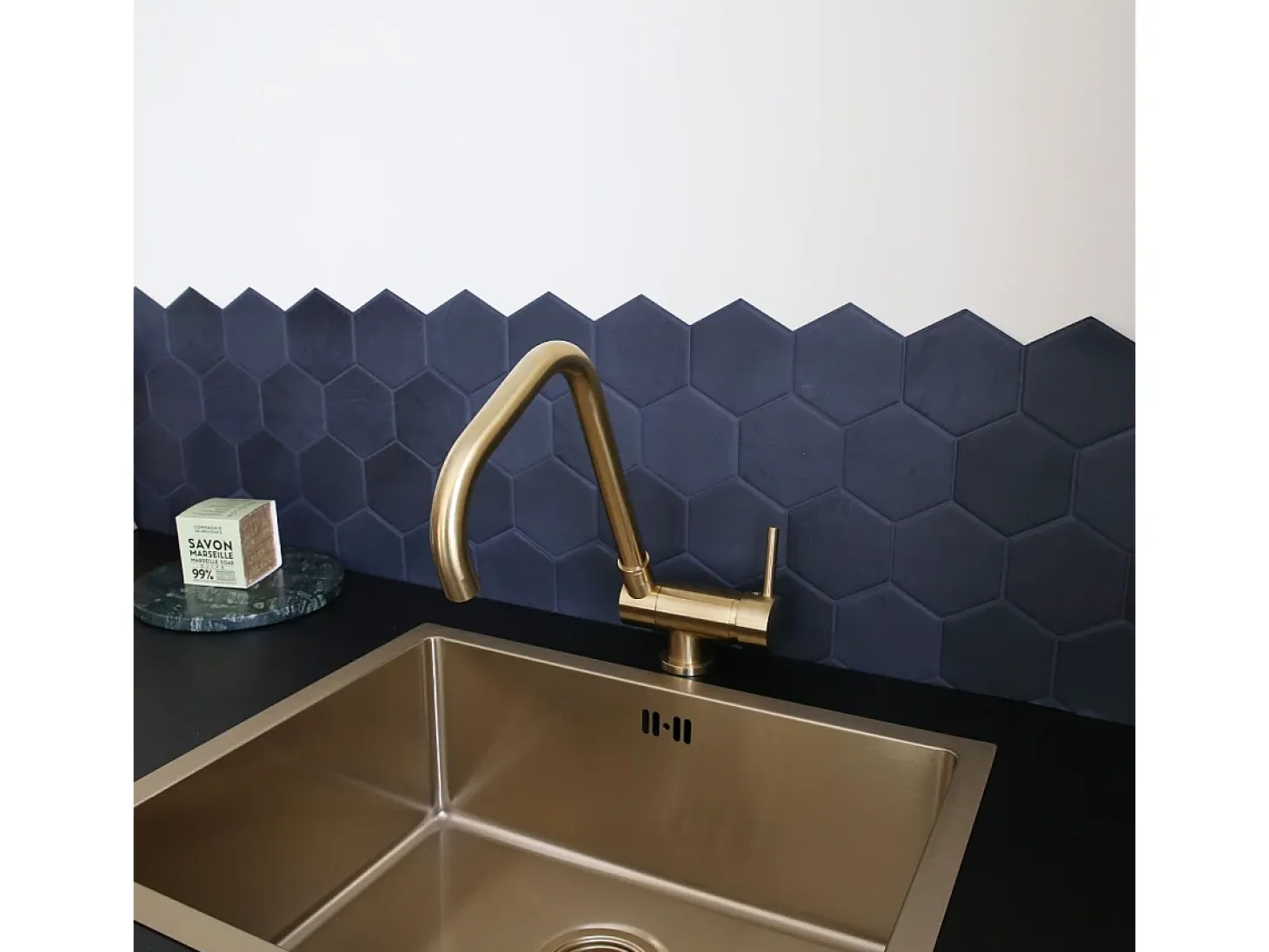 New Oslo mezclador para fregadero abatible oro cepillado Essebagno