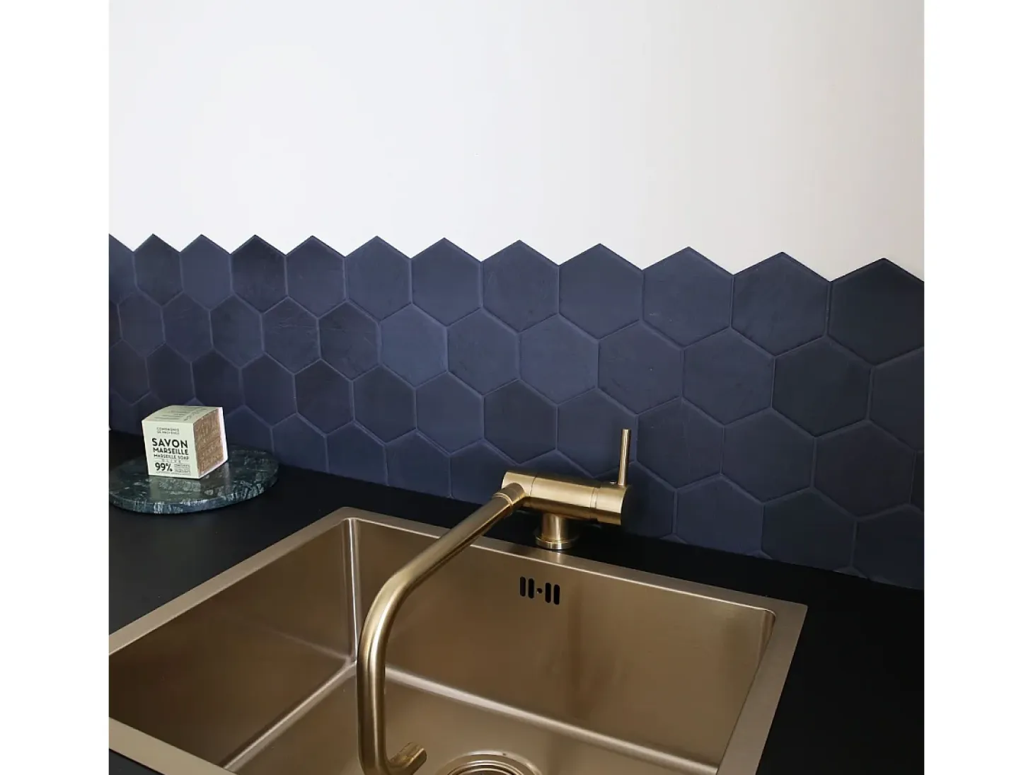 New Oslo mezclador para fregadero abatible oro cepillado Essebagno