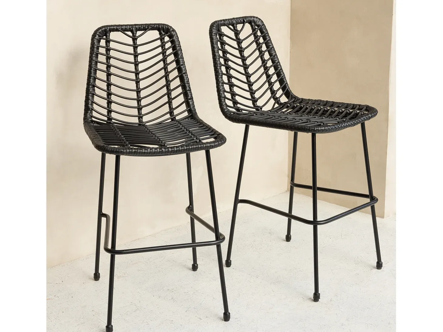 Pack de 2 taburetes de bar de ratán sintético negro OKA