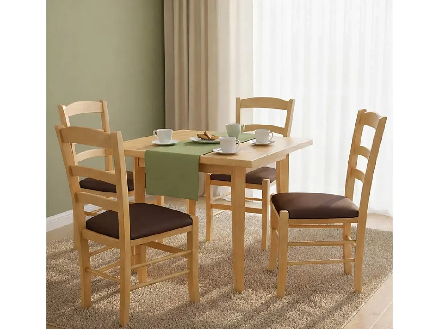 Paesana eetkamerstoelen van natuurlijk hout met bruine, gewatteerde zitting.