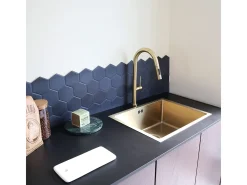Portofino Mezclador de lavabo con teleducha extraíble en oro cepillado Essebagno