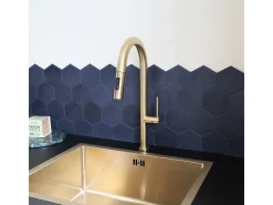 Portofino Mezclador de lavabo con teleducha extraíble en oro cepillado Essebagno