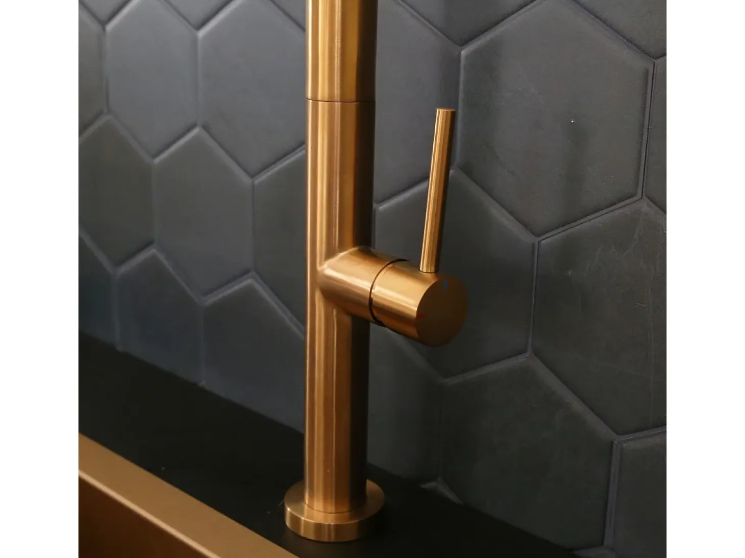 Portofino Mezclador de lavabo con teleducha extraíble en cobre cepillado Essebagno