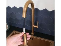 Portofino Mezclador de lavabo con teleducha extraíble en cobre cepillado Essebagno
