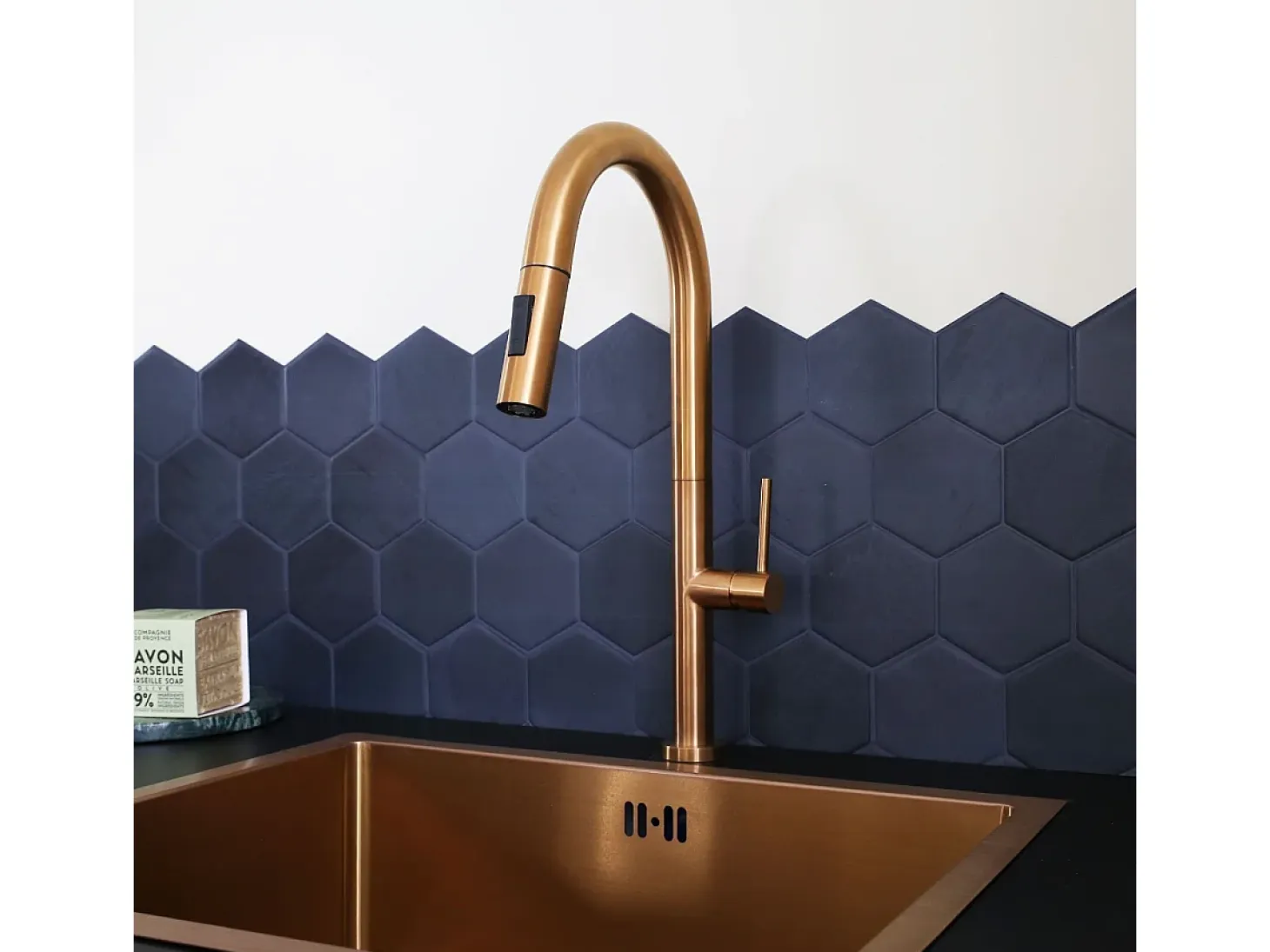 Portofino Mezclador de lavabo con teleducha extraíble en cobre cepillado Essebagno