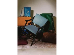 Silla con reposabrazos madera negra y tejido a rayas azules y naranjas ETIENNE
