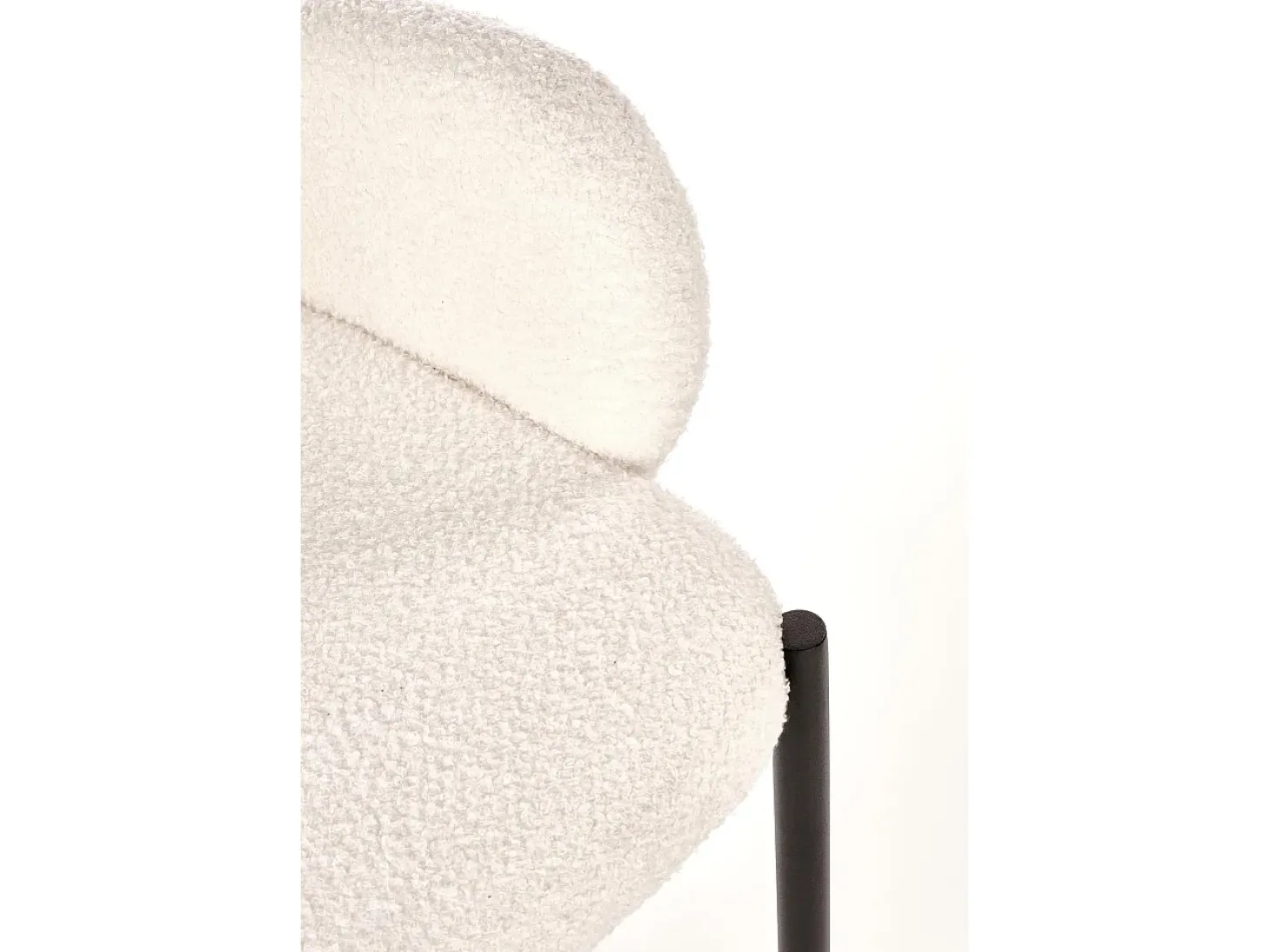Silla contemporánea en tejido bouclé crema con brazos y patas de metal negro HORN