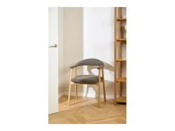 Silla de comedor Addi con reposabrazos bouclé gris.