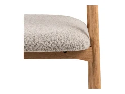 Silla de comedor Addi con reposabrazos bouclé beige.
