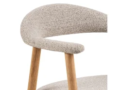 Silla de comedor Addi con reposabrazos bouclé beige.