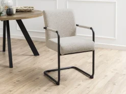 Silla de comedor Adele con reposabrazos beige.