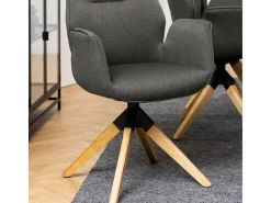 Silla de comedor Aura patas de roble, con reposabrazos y retorno giratorio color gris claro.