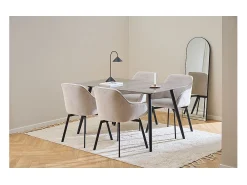 Silla de comedor Clara con reposabrazos tela beige.
