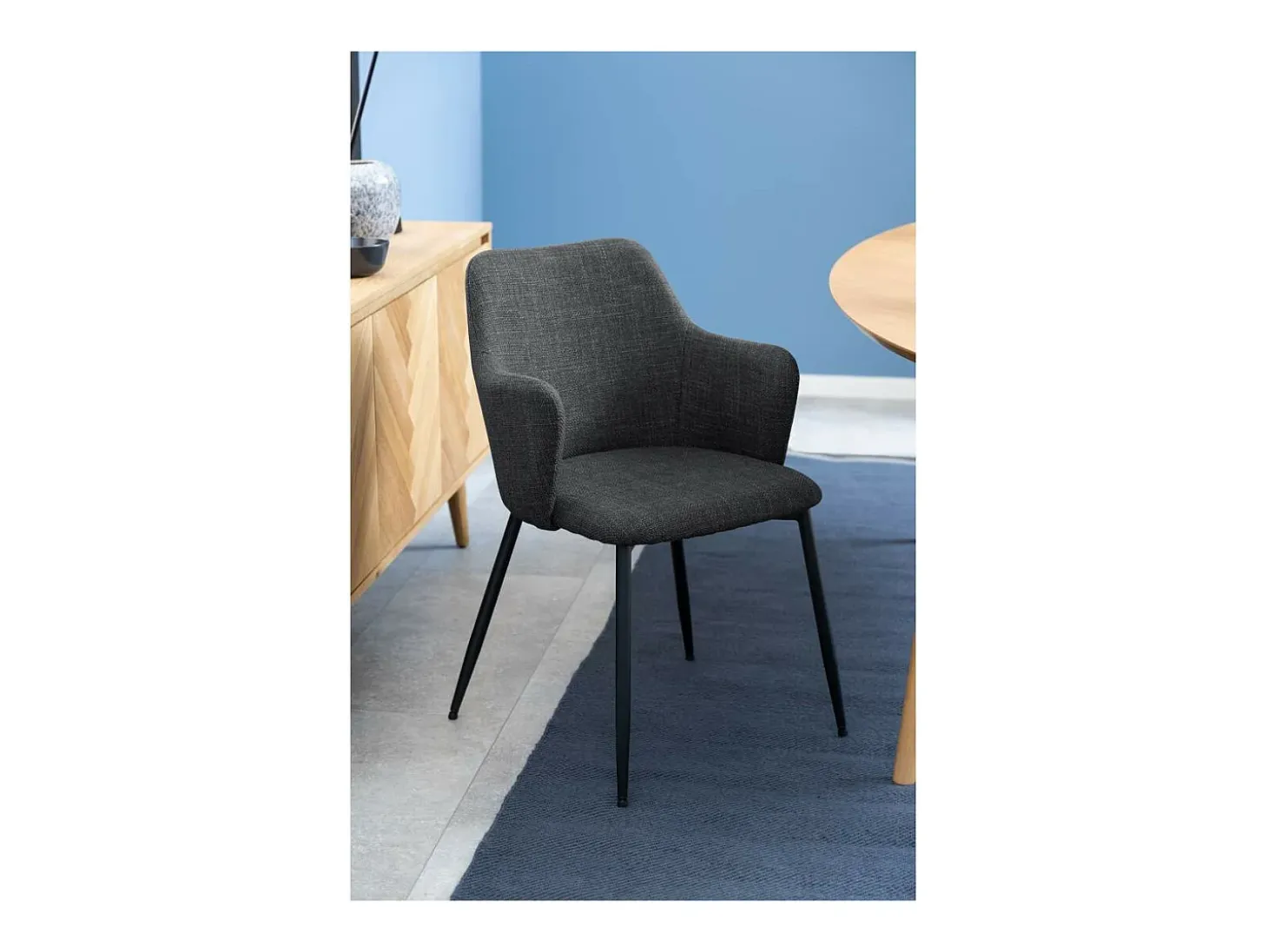 Silla de comedor Ilsa con reposabrazos color gris.