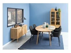 Silla de comedor Ilsa con reposabrazos color gris.