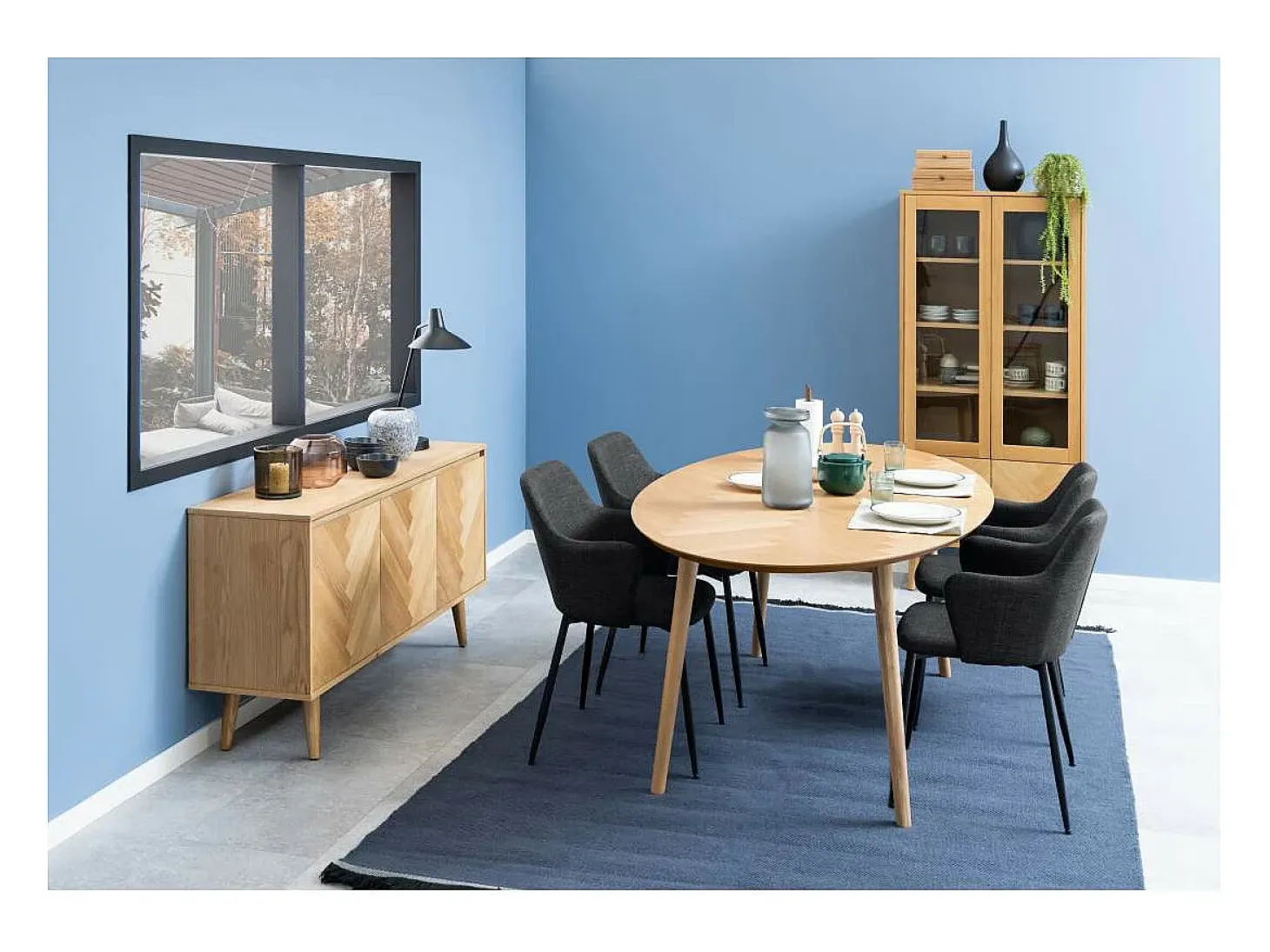 Silla de comedor Ilsa con reposabrazos color gris.