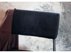 Silla de comedor Kenth en terciopelo negro.