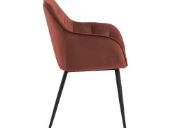 Silla de comedor usada con reposabrazos rojos.