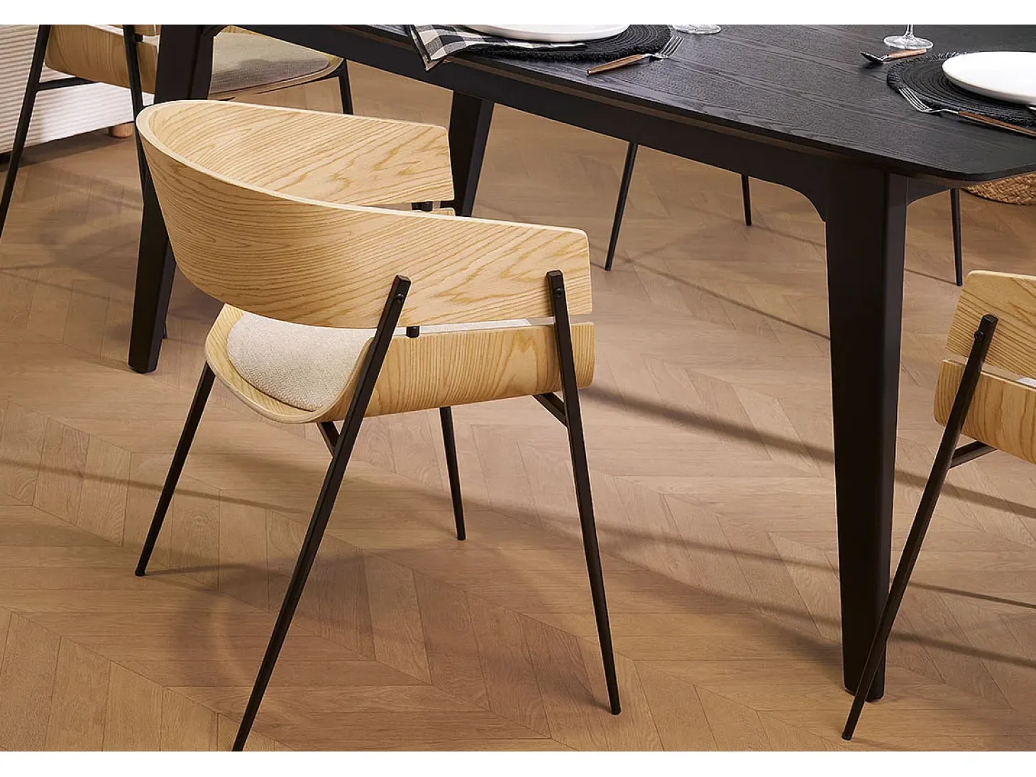 Silla de diseño negra y madera oscura WESS