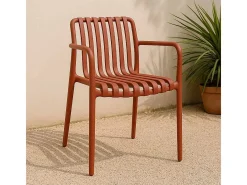 Silla de exterior Iside en plástico rojo ladrillo, confort premium con reposabrazos