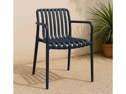 Silla de exterior Iside en plástico negro premium comfort con reposabrazos