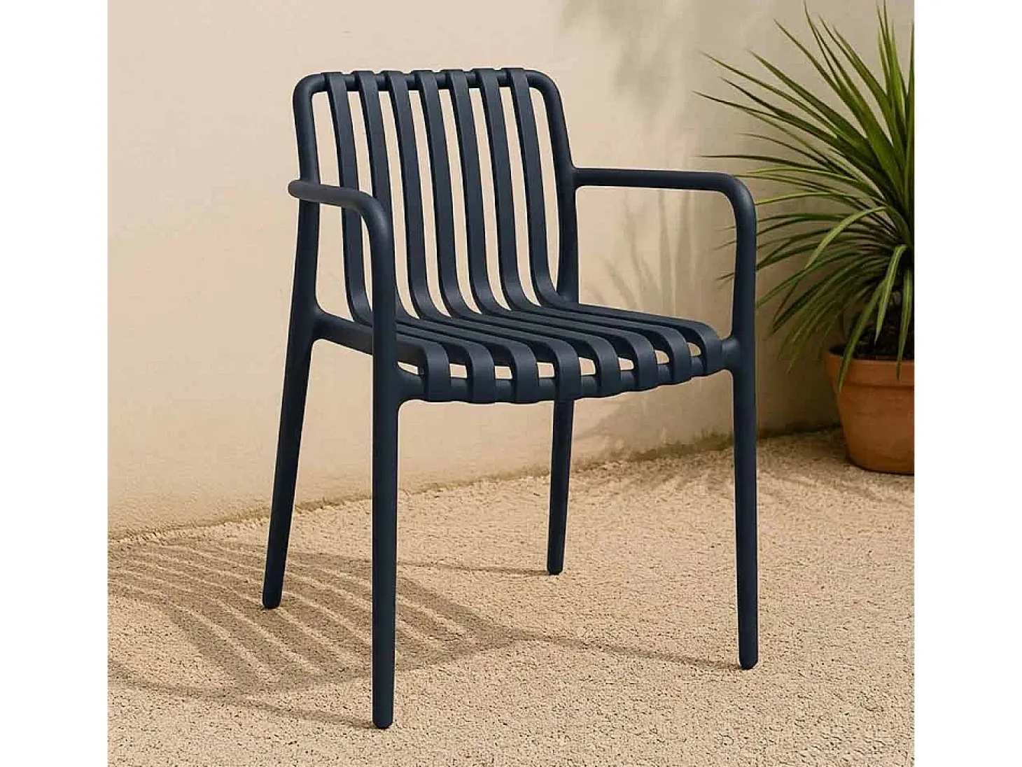 Silla de exterior Iside en plástico negro premium comfort con reposabrazos