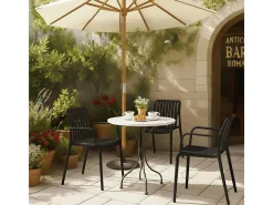 Silla de exterior Iside en plástico negro premium comfort con reposabrazos