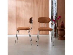 Silla de madera curvada teñida de nogal y tejido repelente al agua ,