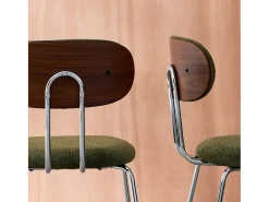Silla de madera curvada teñida de nogal y tejido repelente al agua ,