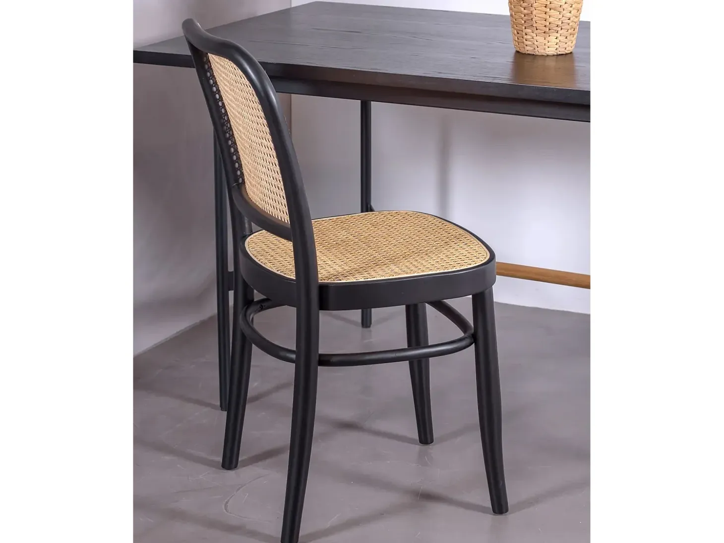 Silla de madera de haya con acabados de ratán natural - Moulin - Negro