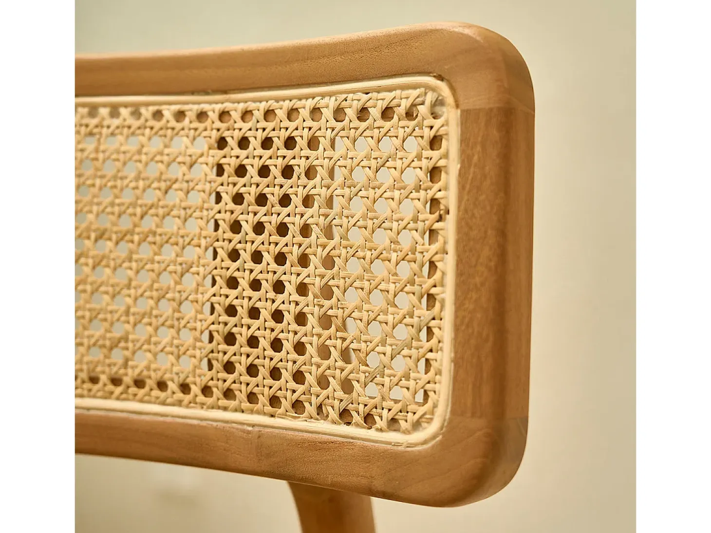 Silla de madera de teca maciza y rejilla