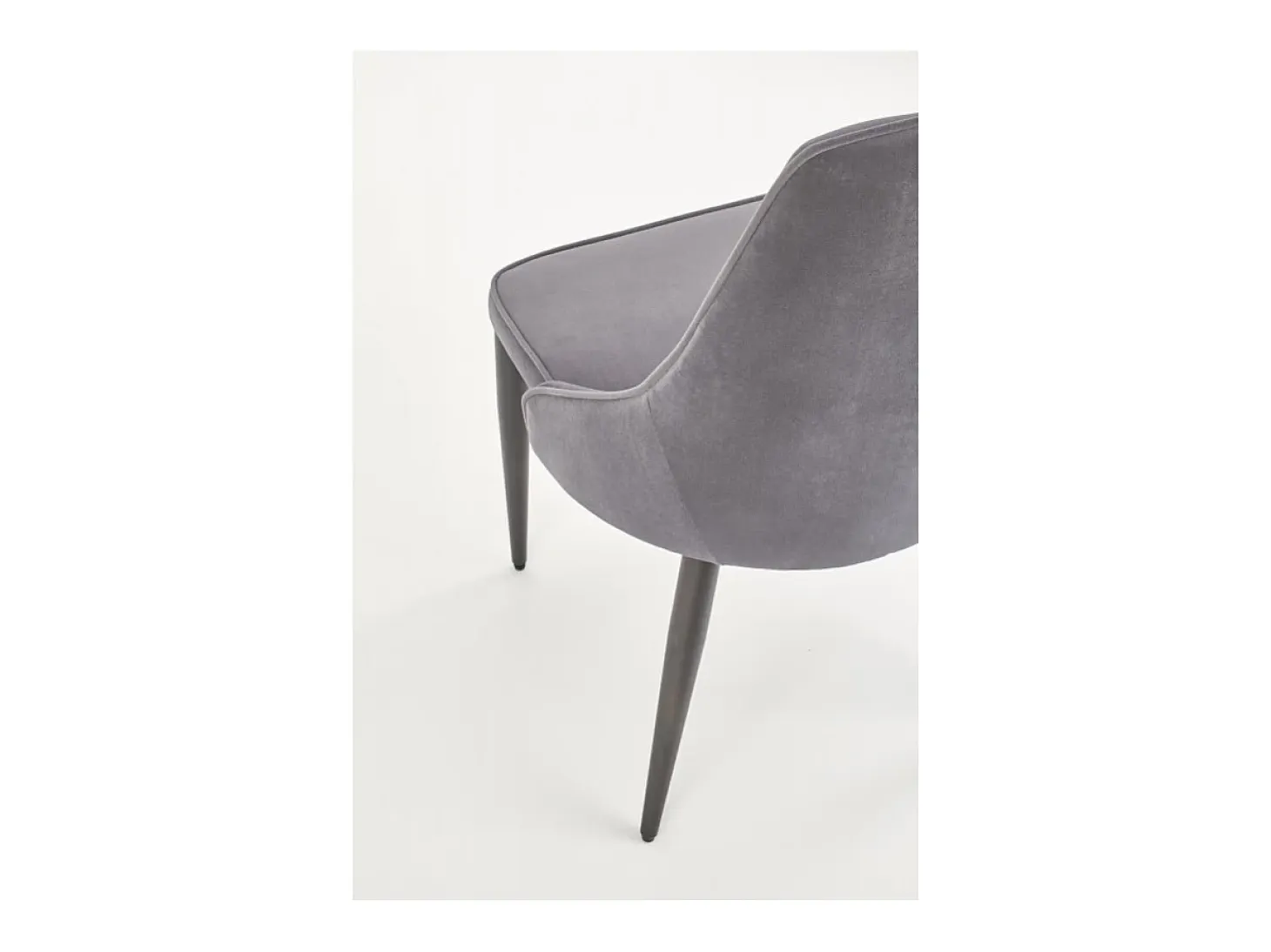 Silla de terciopelo gris oscuro con respaldo acolchado y patas de acero negro COSMOS