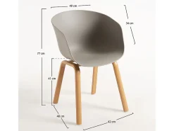 Silla escandinava con reposabrazos grises y patas Wau natural