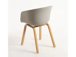 Silla escandinava con reposabrazos grises y patas Wau natural