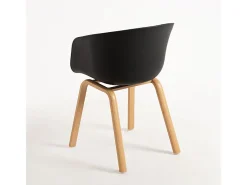 Silla escandinava con reposabrazos negros y patas de Wau natural