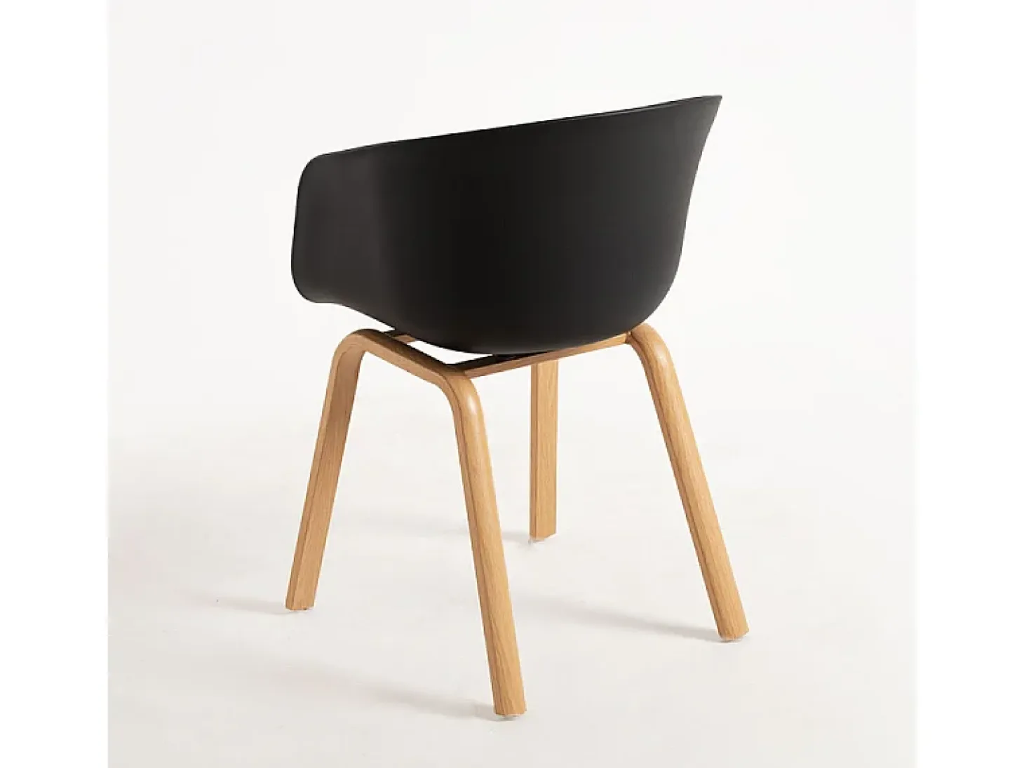 Silla escandinava con reposabrazos negros y patas de Wau natural