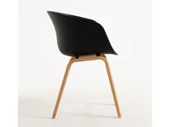 Silla escandinava con reposabrazos negros y patas de Wau natural