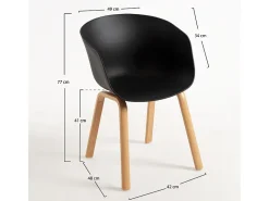 Silla escandinava con reposabrazos negros y patas de Wau natural