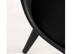 Silla moderna Arko de polipropileno y cojín de asiento de piel sintética negra
