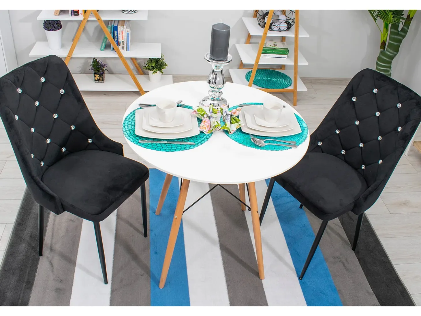 Silla Valora AMORE de terciopelo negro con patas de metal x1