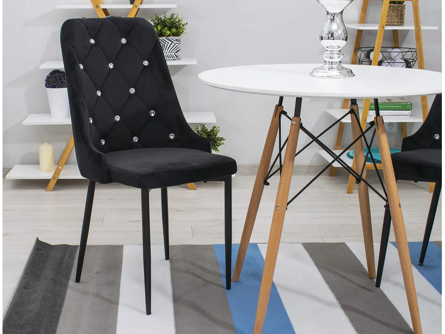 Silla Valora REMI de terciopelo negro con patas de metal x3